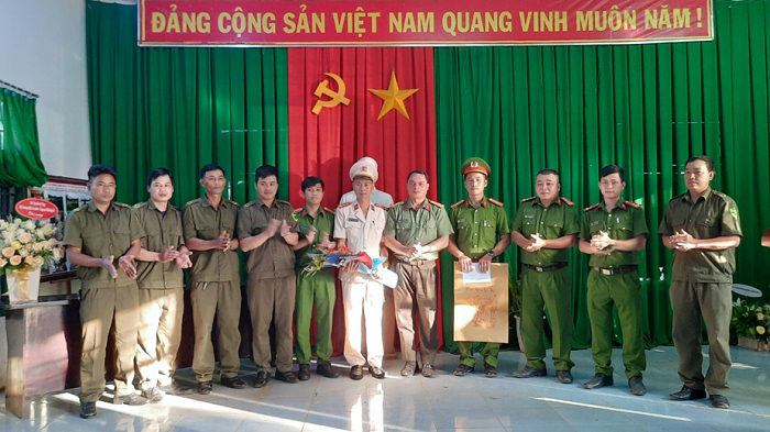 Công an huyện Ea H’Leo công bố quyết định của Công an tỉnh Đắk Lắk về bổ nhiệm trưởng, phó Công an xã Ea Tir